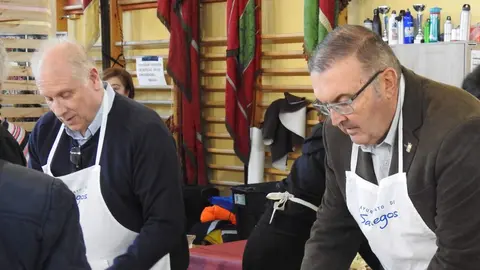 Autoridades y participantes durante la inauguración de la VIII Feria Agroalimentaria de Sariegos, un evento que celebra la gastronomía y la cultura local. Foto: M.A.García.