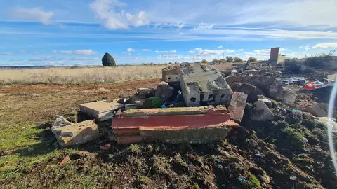 La maquinaria pesada arranca las obras de ampliación del Parque Tecnológico de León en medio del conflicto por las expropiaciones. Los movimientos de tierras ya abren el gran vial central y dos de las rotondas que ordenarán el futuro recinto, mientras propietarios mantienen su ofensiva judicial por los precios “inaceptables” de los terrenos. Fotos: Heraldo de León