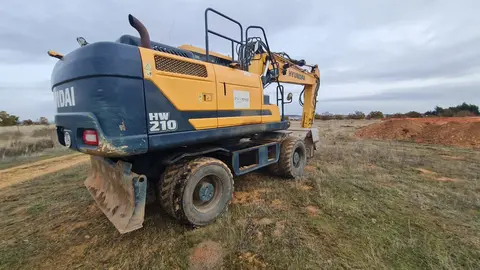 La maquinaria pesada arranca las obras de ampliación del Parque Tecnológico de León en medio del conflicto por las expropiaciones. Los movimientos de tierras ya abren el gran vial central y dos de las rotondas que ordenarán el futuro recinto, mientras propietarios mantienen su ofensiva judicial por los precios “inaceptables” de los terrenos. Fotos: Heraldo de León