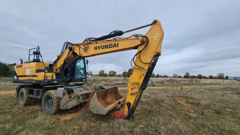 La maquinaria pesada arranca las obras de ampliación del Parque Tecnológico de León en medio del conflicto por las expropiaciones. Los movimientos de tierras ya abren el gran vial central y dos de las rotondas que ordenarán el futuro recinto, mientras propietarios mantienen su ofensiva judicial por los precios “inaceptables” de los terrenos. Fotos: Heraldo de León