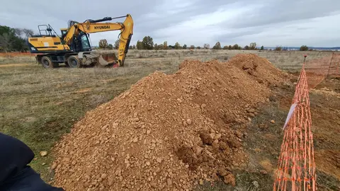 La maquinaria pesada arranca las obras de ampliación del Parque Tecnológico de León en medio del conflicto por las expropiaciones. Los movimientos de tierras ya abren el gran vial central y dos de las rotondas que ordenarán el futuro recinto, mientras propietarios mantienen su ofensiva judicial por los precios “inaceptables” de los terrenos. Fotos: Heraldo de León