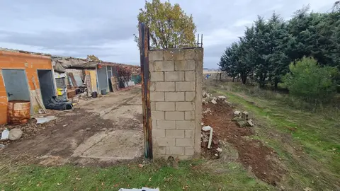 La maquinaria pesada arranca las obras de ampliación del Parque Tecnológico de León en medio del conflicto por las expropiaciones. Los movimientos de tierras ya abren el gran vial central y dos de las rotondas que ordenarán el futuro recinto, mientras propietarios mantienen su ofensiva judicial por los precios “inaceptables” de los terrenos. Fotos: Heraldo de León