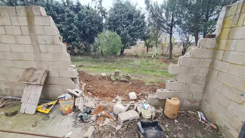 La maquinaria pesada arranca las obras de ampliación del Parque Tecnológico de León en medio del conflicto por las expropiaciones. Los movimientos de tierras ya abren el gran vial central y dos de las rotondas que ordenarán el futuro recinto, mientras propietarios mantienen su ofensiva judicial por los precios “inaceptables” de los terrenos. Fotos: Heraldo de León