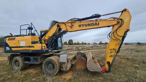 La maquinaria pesada arranca las obras de ampliación del Parque Tecnológico de León en medio del conflicto por las expropiaciones. Los movimientos de tierras ya abren el gran vial central y dos de las rotondas que ordenarán el futuro recinto, mientras propietarios mantienen su ofensiva judicial por los precios “inaceptables” de los terrenos. Fotos: Heraldo de León