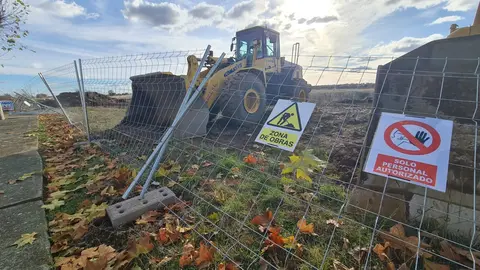 La maquinaria pesada arranca las obras de ampliación del Parque Tecnológico de León en medio del conflicto por las expropiaciones. Los movimientos de tierras ya abren el gran vial central y dos de las rotondas que ordenarán el futuro recinto, mientras propietarios mantienen su ofensiva judicial por los precios “inaceptables” de los terrenos. Fotos: Heraldo de León