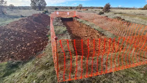 La maquinaria pesada arranca las obras de ampliación del Parque Tecnológico de León en medio del conflicto por las expropiaciones. Los movimientos de tierras ya abren el gran vial central y dos de las rotondas que ordenarán el futuro recinto, mientras propietarios mantienen su ofensiva judicial por los precios “inaceptables” de los terrenos. Fotos: Heraldo de León