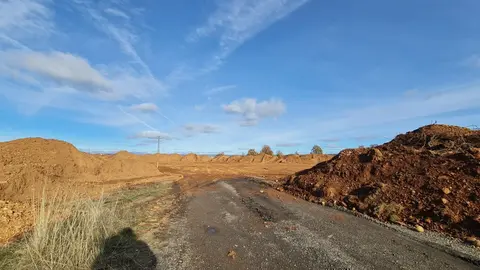 La maquinaria pesada arranca las obras de ampliación del Parque Tecnológico de León en medio del conflicto por las expropiaciones. Los movimientos de tierras ya abren el gran vial central y dos de las rotondas que ordenarán el futuro recinto, mientras propietarios mantienen su ofensiva judicial por los precios “inaceptables” de los terrenos. Fotos: Heraldo de León