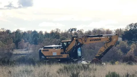 La maquinaria pesada arranca las obras de ampliación del Parque Tecnológico de León en medio del conflicto por las expropiaciones. Los movimientos de tierras ya abren el gran vial central y dos de las rotondas que ordenarán el futuro recinto, mientras propietarios mantienen su ofensiva judicial por los precios “inaceptables” de los terrenos. Fotos: Heraldo de León
