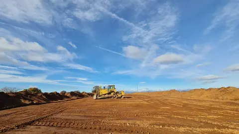 La maquinaria pesada arranca las obras de ampliación del Parque Tecnológico de León en medio del conflicto por las expropiaciones. Los movimientos de tierras ya abren el gran vial central y dos de las rotondas que ordenarán el futuro recinto, mientras propietarios mantienen su ofensiva judicial por los precios “inaceptables” de los terrenos. Fotos: Heraldo de León