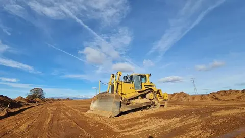 La maquinaria pesada arranca las obras de ampliación del Parque Tecnológico de León en medio del conflicto por las expropiaciones. Los movimientos de tierras ya abren el gran vial central y dos de las rotondas que ordenarán el futuro recinto, mientras propietarios mantienen su ofensiva judicial por los precios “inaceptables” de los terrenos. Fotos: Heraldo de León