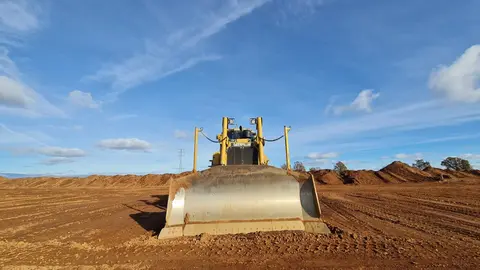La maquinaria pesada arranca las obras de ampliación del Parque Tecnológico de León en medio del conflicto por las expropiaciones. Los movimientos de tierras ya abren el gran vial central y dos de las rotondas que ordenarán el futuro recinto, mientras propietarios mantienen su ofensiva judicial por los precios “inaceptables” de los terrenos. Fotos: Heraldo de León