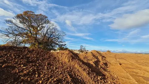 La maquinaria pesada arranca las obras de ampliación del Parque Tecnológico de León en medio del conflicto por las expropiaciones. Los movimientos de tierras ya abren el gran vial central y dos de las rotondas que ordenarán el futuro recinto, mientras propietarios mantienen su ofensiva judicial por los precios “inaceptables” de los terrenos. Fotos: Heraldo de León