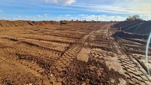 La maquinaria pesada arranca las obras de ampliación del Parque Tecnológico de León en medio del conflicto por las expropiaciones. Los movimientos de tierras ya abren el gran vial central y dos de las rotondas que ordenarán el futuro recinto, mientras propietarios mantienen su ofensiva judicial por los precios “inaceptables” de los terrenos. Fotos: Heraldo de León