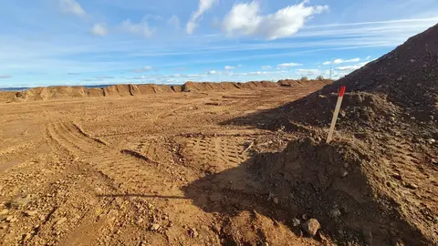 La maquinaria pesada arranca las obras de ampliación del Parque Tecnológico de León en medio del conflicto por las expropiaciones. Los movimientos de tierras ya abren el gran vial central y dos de las rotondas que ordenarán el futuro recinto, mientras propietarios mantienen su ofensiva judicial por los precios “inaceptables” de los terrenos. Fotos: Heraldo de León