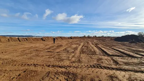 La maquinaria pesada arranca las obras de ampliación del Parque Tecnológico de León en medio del conflicto por las expropiaciones. Los movimientos de tierras ya abren el gran vial central y dos de las rotondas que ordenarán el futuro recinto, mientras propietarios mantienen su ofensiva judicial por los precios “inaceptables” de los terrenos. Fotos: Heraldo de León