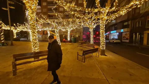 La Plaza de las Cortes de León ha estrenado estos días una imagen con el mejor sentimiento navideño. Sus árboles, se envuelven en un resplandor que domina la zona desde el atardecer, convirtiéndola en uno de los enclaves más llamativos del inicio de la Navidad de la mano de Caja Rural.