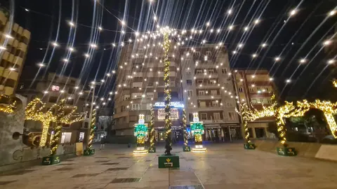 La Plaza de las Cortes de León ha estrenado estos días una imagen con el mejor sentimiento navideño. Sus árboles, se envuelven en un resplandor que domina la zona desde el atardecer, convirtiéndola en uno de los enclaves más llamativos del inicio de la Navidad de la mano de Caja Rural.