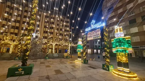 La Plaza de las Cortes de León ha estrenado estos días una imagen con el mejor sentimiento navideño. Sus árboles, se envuelven en un resplandor que domina la zona desde el atardecer, convirtiéndola en uno de los enclaves más llamativos del inicio de la Navidad de la mano de Caja Rural.