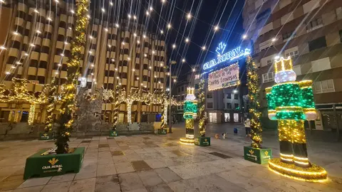 La Plaza de las Cortes de León ha estrenado estos días una imagen con el mejor sentimiento navideño. Sus árboles, se envuelven en un resplandor que domina la zona desde el atardecer, convirtiéndola en uno de los enclaves más llamativos del inicio de la Navidad de la mano de Caja Rural.