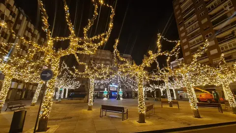 La Plaza de las Cortes de León ha estrenado estos días una imagen con el mejor sentimiento navideño. Sus árboles, se envuelven en un resplandor que domina la zona desde el atardecer, convirtiéndola en uno de los enclaves más llamativos del inicio de la Navidad de la mano de Caja Rural.