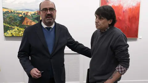 El alcalde de Ponferrada, Marco Morala (I), junto al vicepresidente de la asociación de Pintores del Bierzo, Roberto Sanz (D), durante la inauguración de la exposición dedicada a Las Médulas en la Casa de la Cultura de Ponferrada. Foto: César Sánchez.