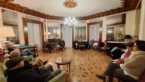 La embajada leonesa en la capital inauguró diciembre una nueva edición de 'Conversaciones en la Casa' con la participación de Rubén Servert. Foto: Casa de León en Madrid.