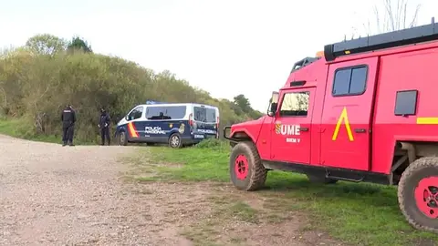 La Policía Nacional y la Unidad Militar de Emergencias (UME) despliegan este martes un amplio dispositivo en la laguna de la antigua mina de El Frondil, en la parroquia riosellana de Berbes, con el objetivo de localizar los cuerpos de Trinidad Suardíaz y su hija Beatriz, desaparecidas en 1987 en León.