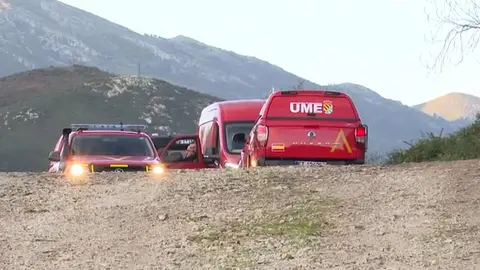La Policía Nacional y la Unidad Militar de Emergencias (UME) despliegan este martes un amplio dispositivo en la laguna de la antigua mina de El Frondil, en la parroquia riosellana de Berbes, con el objetivo de localizar los cuerpos de Trinidad Suardíaz y su hija Beatriz, desaparecidas en 1987 en León.