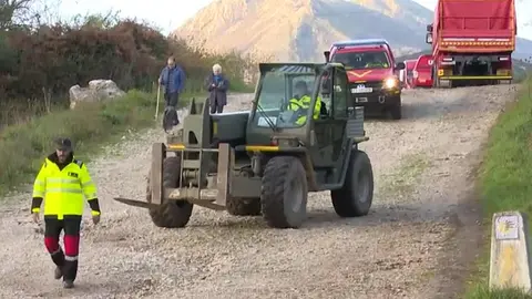 La Policía Nacional y la Unidad Militar de Emergencias (UME) despliegan este martes un amplio dispositivo en la laguna de la antigua mina de El Frondil, en la parroquia riosellana de Berbes, con el objetivo de localizar los cuerpos de Trinidad Suardíaz y su hija Beatriz, desaparecidas en 1987 en León.
