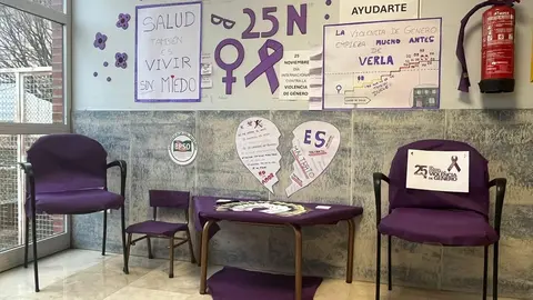Una 'silla violeta' contra la violencia machista en la sanidad leonesa.