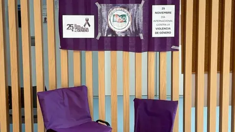 Una 'silla violeta' contra la violencia machista en la sanidad leonesa.