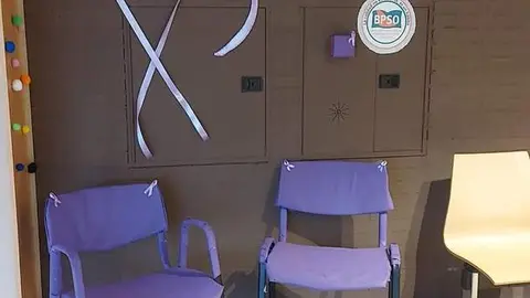 Una 'silla violeta' contra la violencia machista en la sanidad leonesa.