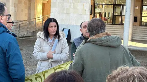 El equipo de gobierno de San Andrés del Rabanedo ha trasladado a UGT la situación generada en el pago de las nóminas municipales de noviembre, afectadas por lo que describen como “un embudo administrativo” debido a la necesidad de elaborar 5.000 nóminas correspondientes a atrasos retroactivos. En la foto, el encuentro de la alcaldesa con el personal concentrado.