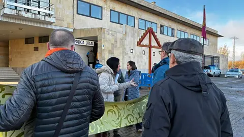 El equipo de gobierno de San Andrés del Rabanedo ha trasladado a UGT la situación generada en el pago de las nóminas municipales de noviembre, afectadas por lo que describen como “un embudo administrativo” debido a la necesidad de elaborar 5.000 nóminas correspondientes a atrasos retroactivos. En la foto, el encuentro de la alcaldesa con el personal concentrado.