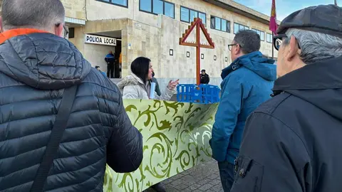 El equipo de gobierno de San Andrés del Rabanedo ha trasladado a UGT la situación generada en el pago de las nóminas municipales de noviembre, afectadas por lo que describen como “un embudo administrativo” debido a la necesidad de elaborar 5.000 nóminas correspondientes a atrasos retroactivos. En la foto, el encuentro de la alcaldesa con el personal concentrado.