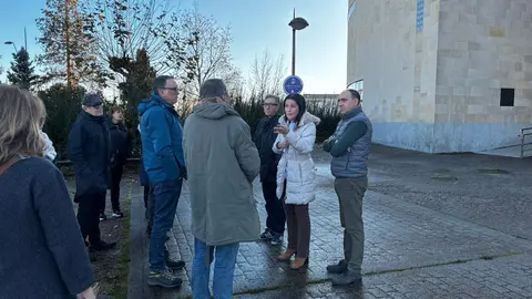 El equipo de gobierno de San Andrés del Rabanedo ha trasladado a UGT la situación generada en el pago de las nóminas municipales de noviembre, afectadas por lo que describen como “un embudo administrativo” debido a la necesidad de elaborar 5.000 nóminas correspondientes a atrasos retroactivos. En la foto, el encuentro de la alcaldesa con el personal concentrado.