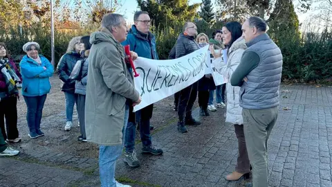 El equipo de gobierno de San Andrés del Rabanedo ha trasladado a UGT la situación generada en el pago de las nóminas municipales de noviembre, afectadas por lo que describen como “un embudo administrativo” debido a la necesidad de elaborar 5.000 nóminas correspondientes a atrasos retroactivos. En la foto, el encuentro de la alcaldesa con el personal concentrado.