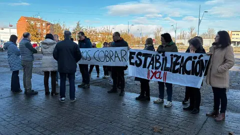 El equipo de gobierno de San Andrés del Rabanedo ha trasladado a UGT la situación generada en el pago de las nóminas municipales de noviembre, afectadas por lo que describen como “un embudo administrativo” debido a la necesidad de elaborar 5.000 nóminas correspondientes a atrasos retroactivos. En la foto, el encuentro de la alcaldesa con el personal concentrado.