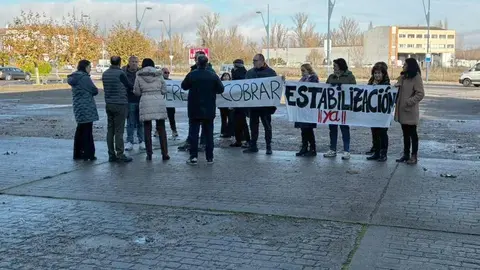 El equipo de gobierno de San Andrés del Rabanedo ha trasladado a UGT la situación generada en el pago de las nóminas municipales de noviembre, afectadas por lo que describen como “un embudo administrativo” debido a la necesidad de elaborar 5.000 nóminas correspondientes a atrasos retroactivos. En la foto, el encuentro de la alcaldesa con el personal concentrado.