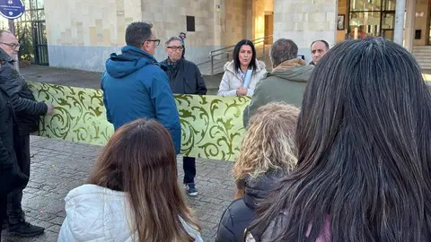 El equipo de gobierno de San Andrés del Rabanedo ha trasladado a UGT la situación generada en el pago de las nóminas municipales de noviembre, afectadas por lo que describen como “un embudo administrativo” debido a la necesidad de elaborar 5.000 nóminas correspondientes a atrasos retroactivos. En la foto, el encuentro de la alcaldesa con el personal concentrado.