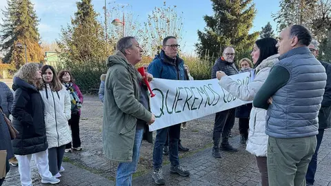 El equipo de gobierno de San Andrés del Rabanedo ha trasladado a UGT la situación generada en el pago de las nóminas municipales de noviembre, afectadas por lo que describen como “un embudo administrativo” debido a la necesidad de elaborar 5.000 nóminas correspondientes a atrasos retroactivos. En la foto, el encuentro de la alcaldesa con el personal concentrado.
