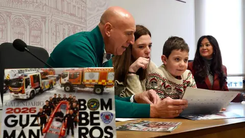 Bomberos de León dedica su calendario solidario de 2026 al pequeño Guzmán, que sufre síndrome Hyper IgM. El objetivo: recaudar fondos para investigación y para sus desplazamientos médicos. Foto: Campillo