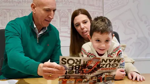 Bomberos de León dedica su calendario solidario de 2026 al pequeño Guzmán, que sufre síndrome Hyper IgM. El objetivo: recaudar fondos para investigación y para sus desplazamientos médicos. Foto: Campillo