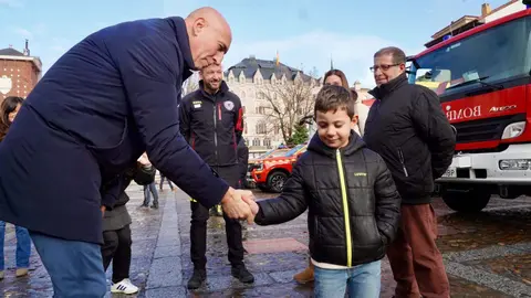 Bomberos de León dedica su calendario solidario de 2026 al pequeño Guzmán, que sufre síndrome Hyper IgM. El objetivo: recaudar fondos para investigación y para sus desplazamientos médicos. Foto: Campillo