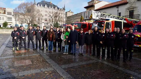 Bomberos de León dedica su calendario solidario de 2026 al pequeño Guzmán, que sufre síndrome Hyper IgM. El objetivo: recaudar fondos para investigación y para sus desplazamientos médicos. Foto: Campillo