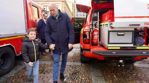 Bomberos de León dedica su calendario solidario de 2026 al pequeño Guzmán, que sufre síndrome Hyper IgM. El objetivo: recaudar fondos para investigación y para sus desplazamientos médicos. Foto: Campillo