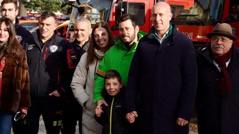 Bomberos de León dedica su calendario solidario de 2026 al pequeño Guzmán, que sufre síndrome Hyper IgM. El objetivo: recaudar fondos para investigación y para sus desplazamientos médicos. Foto: Campillo