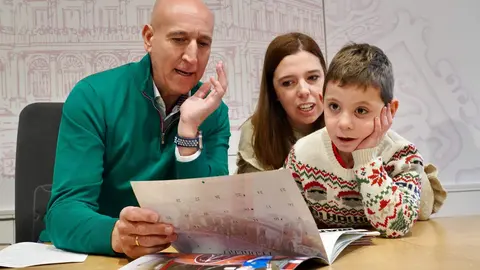 Bomberos de León dedica su calendario solidario de 2026 al pequeño Guzmán, que sufre síndrome Hyper IgM. El objetivo: recaudar fondos para investigación y para sus desplazamientos médicos. Foto: Campillo