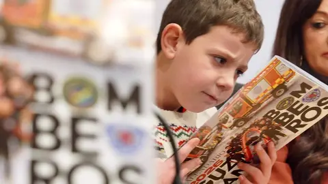 Bomberos de León dedica su calendario solidario de 2026 al pequeño Guzmán, que sufre síndrome Hyper IgM. El objetivo: recaudar fondos para investigación y para sus desplazamientos médicos. Foto: Campillo