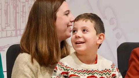 Bomberos de León dedica su calendario solidario de 2026 al pequeño Guzmán, que sufre síndrome Hyper IgM. El objetivo: recaudar fondos para investigación y para sus desplazamientos médicos. Foto: Campillo